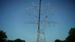 Instalación de torres de líneas de transmisión 1