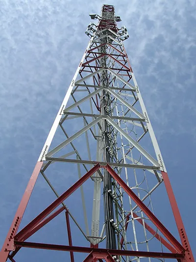 Torre de comunicación angular de acero de 3 patas