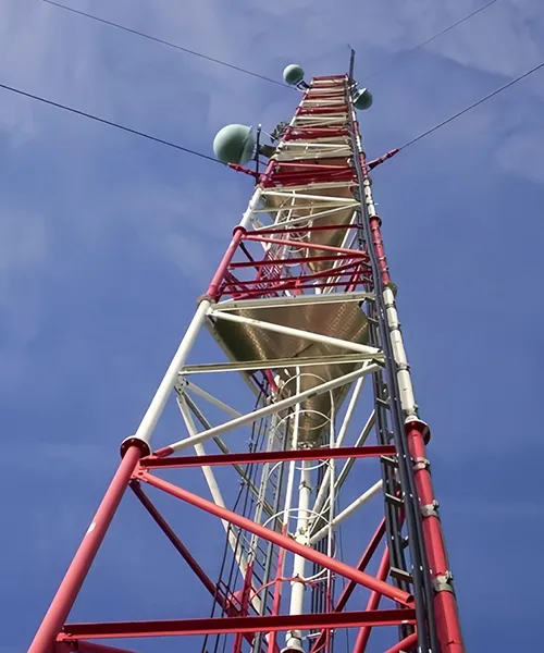 Torre de comunicación arriostrada