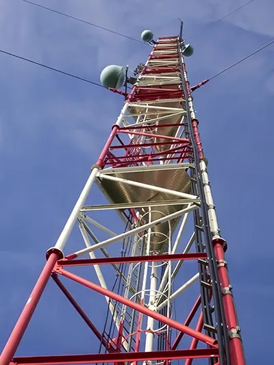 Torre de comunicación arriostrada