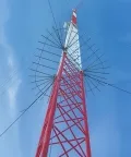 Torre de comunicación arriostrada