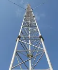 Torre de comunicación arriostrada