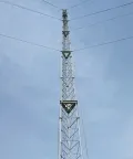 Torre de comunicación arriostrada
