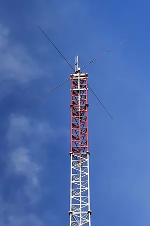 Torre de comunicación arriostrada