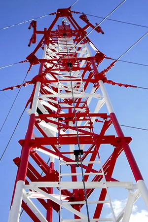 Torre de comunicación arriostrada