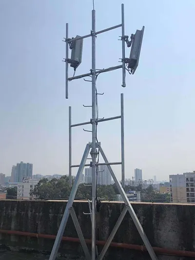 Torre de comunicaciones sobre azotea