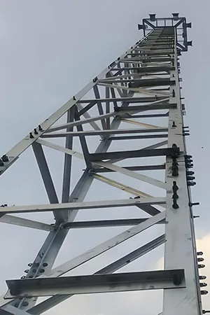 Torre de iluminación angular de acero de 4 patas